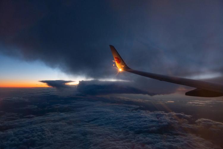 穿越云端的烟云：带50条外烟上飞机的奇遇