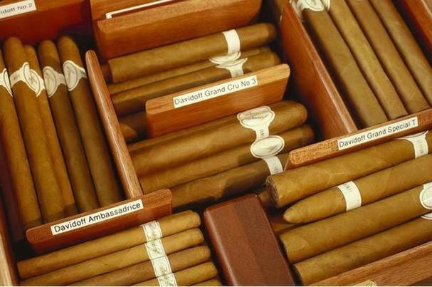 国外奢侈牌香烟：烟雾缭绕的奢华象征