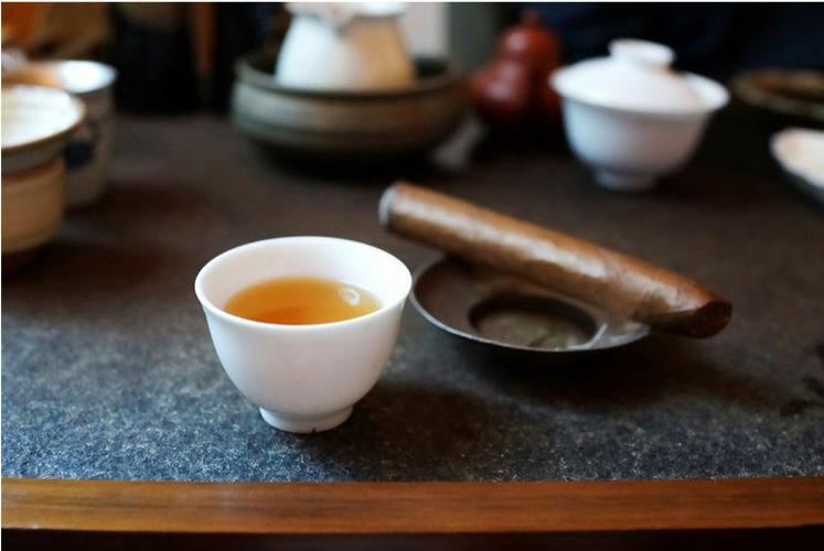 茶中的浪漫：雪茄叶泡茶，尽享品质生活的美好时刻！(雪茄泡水喝)